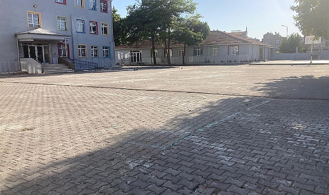 25 Eylül İlköğretim Okulu bahçesi temizlik işleminden geçti