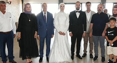 Ak Parti Çanakkale İl Başkanlığı, Sezgin ve Tümsek ailelerinin düğün cemiyetini paylaştı