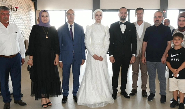 Ak Parti Çanakkale İl Başkanlığı, Sezgin ve Tümsek ailelerinin düğün cemiyetini paylaştı