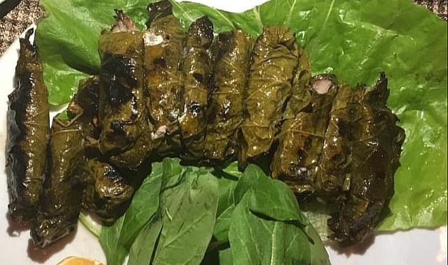 Asma yaprağında ızgara sardalye