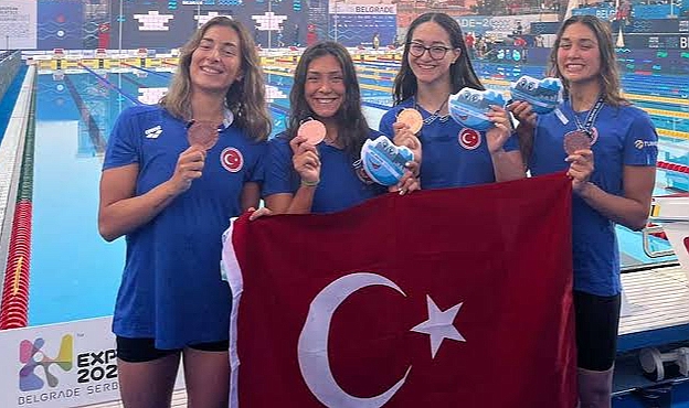 Bakan Aşkın Bak'tan, Kadınlar 4x200 metre Serbest Bayrak Takımı için tebrik mesajı