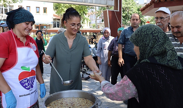 Bayramiç Belediyesi Muharrem ayı dolayısıyla aşure dağıtımı yaptı