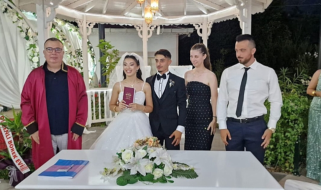 Birol Arslan, Seray Özgün ve Emirhan Karslıoğlu çiftinin nikahını kıydı