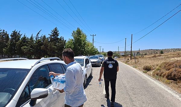 Bozcaada Belediyesi'nden feribot kuyruğundaki sürücülere destek
