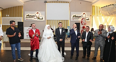 Bülent Turan, Eren ve Sena çiftinin mutluluğunu paylaştı