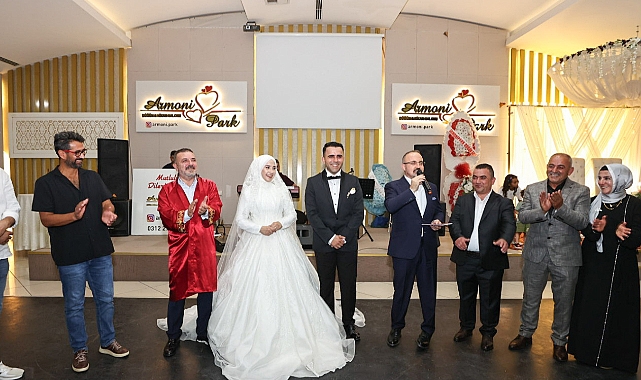 Bülent Turan, Eren ve Sena çiftinin mutluluğunu paylaştı