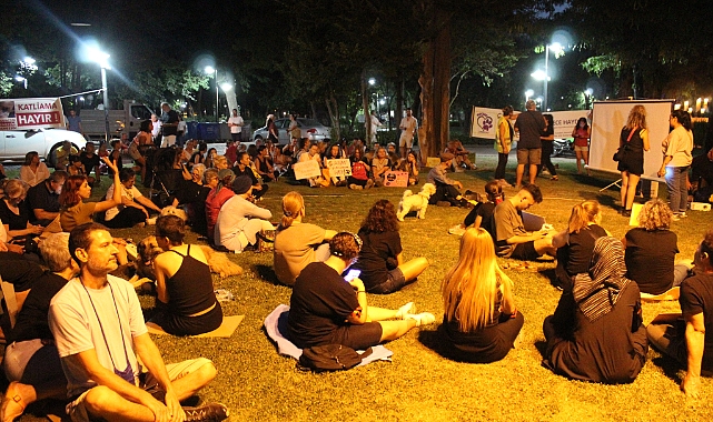 Çanakkale'de hayvan hakları savunucularından oturma eylemi