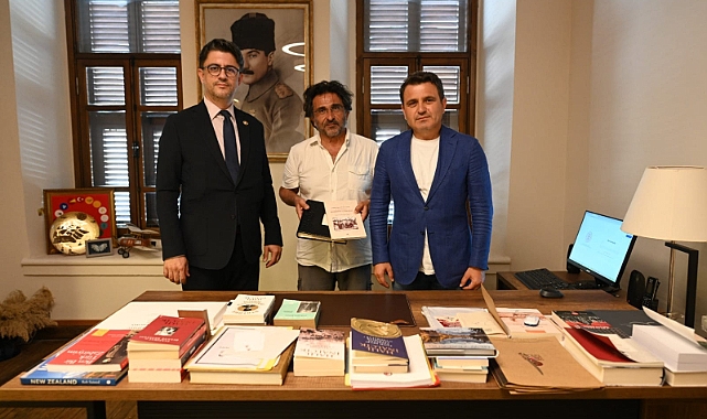 Çanakkale Savaşları’nın tanığı albüm Gelibolu Tarihi Alan Başkanlığına bağışlandı