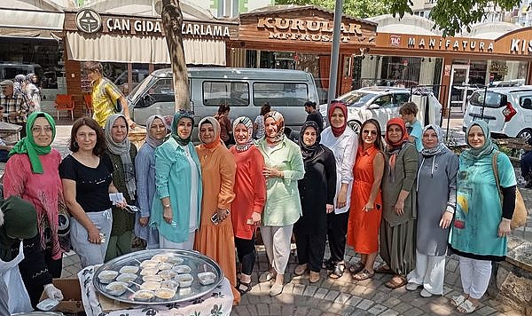 Çanlı kadınlardan imece usulü aşure