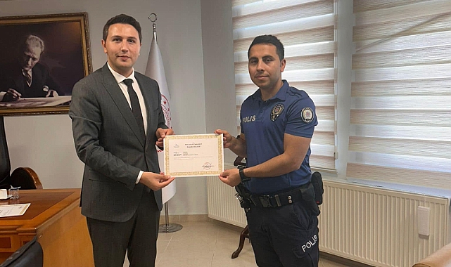 Emniyet amirine ve tayin çıkan polis memurlarına teşekkür belgesi
