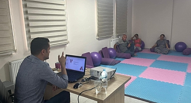 Ezine İlçe Sağlık Müdürlüğü, gebe bilgilendirme sınıfında gebelere eğitim verdi