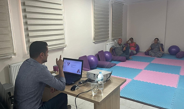 Ezine İlçe Sağlık Müdürlüğü, gebe bilgilendirme sınıfında gebelere eğitim verdi