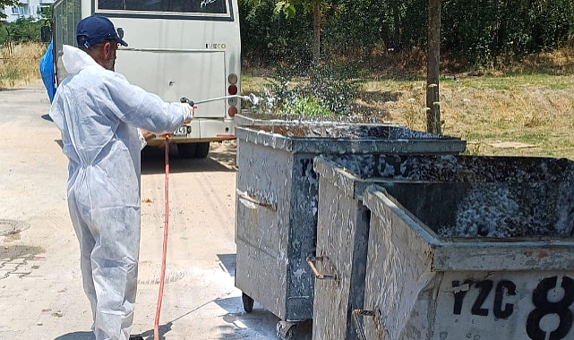 Gelibolu Belediyesi, çöp konteynırlarını temizlik ve dezenfekte ediyor