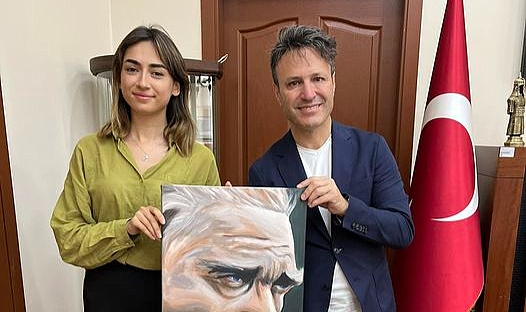 Genç sanatçı Dicle Avcı'dan anlamlı hediye