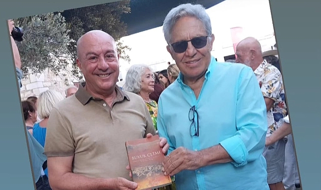 Mehemet Öngen, Zülfü Livaneli'ye kitabını imzaladı