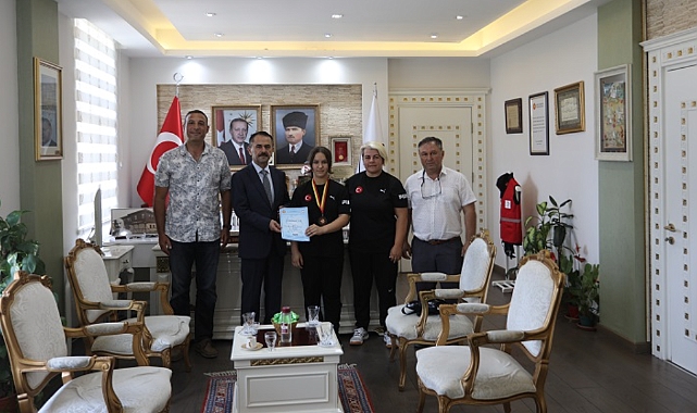 Milli sporcu Ecem Özden'den Vali Aktaş'a ziyaret