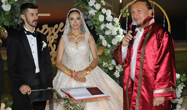 Öztürk, Tuğçe Akgül ve Arda Çalışkan çiftinin nikahını kıydı