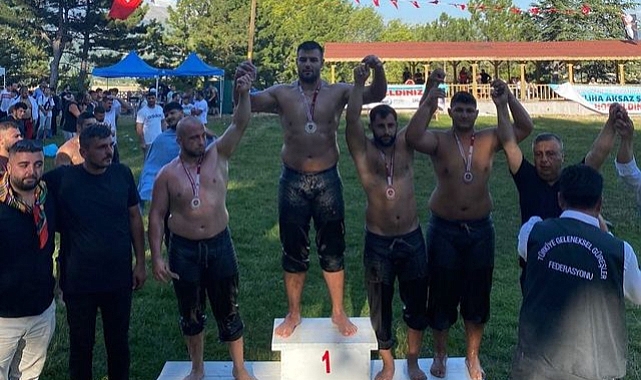 Serhat Tekin Domaniç Yağlı Pehlivan Güreşleri'nde üçüncü oldu