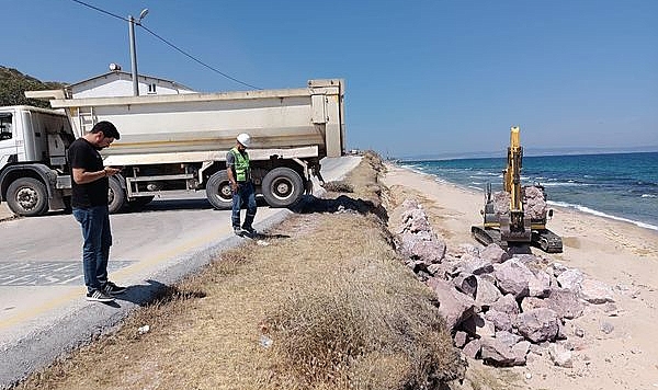 Aksaz köyü sahil şeridinde yol güçlendirme çalışmaları devam ediyor