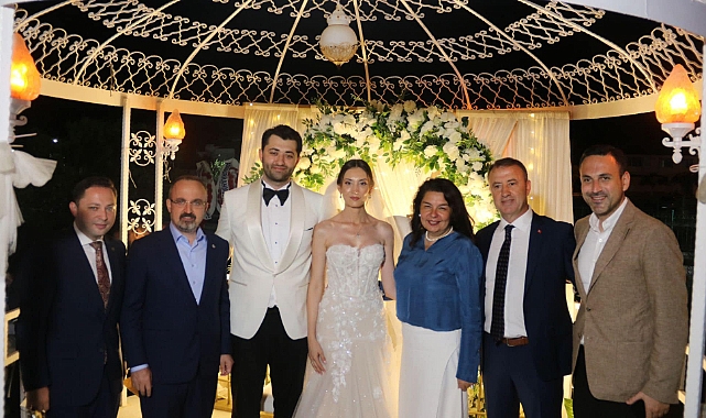Biga Kaymakamı Ercan Kayabaşı ve İçişleri Bakan Yardımcısı Bülent Turan, düğün törenine katıldı