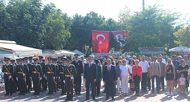 Bozcaada Cumhuriyet Meydanı’nda 30 Ağustos Zafer Bayramı töreni düzenlendi