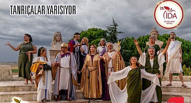 Çanakkale Truvalılar Tiyatro Topluluğu "Tanrıçalar Yarışıyor" ile Özgürlük Parkı sahnesi'nde
