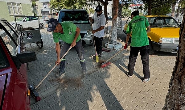 Cumhuriyet Mahallesi'nde temizlik çalışmaları sürüyor
