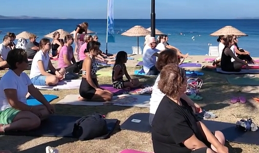 Dardanos Halk Plajı'nda Cuma sabahları yoga buluşması