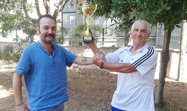 Şampiyonluk kupası Başkan Cenk Çilesiz'in ellerinde