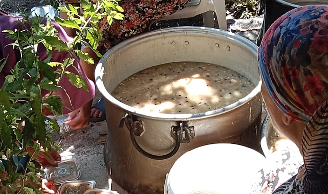 Helvacı Köyü’nde aşure dağıtıldı