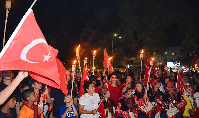 Küçükkuyu’da 30 Ağustos Zafer Bayramı'nda Fener Alayı coşkusu