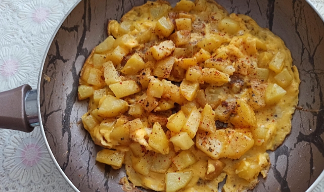 Pazar kahvaltısına yakışır bir patatesli yumurta tarifi