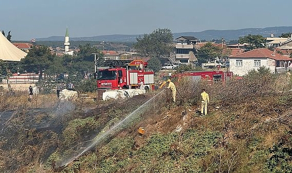 Şehitlik mahallesi'ndeki yangın kontrol altına alındı