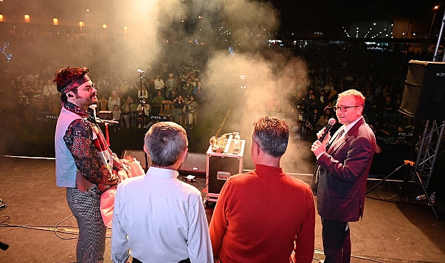8 Eylül kutlamalarında Retrobüs ve DJ Mustafa Birtek Biga’yı salladı