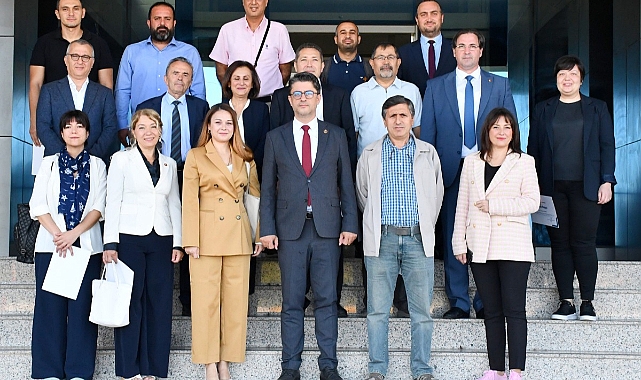 Akademisyenlere teşekkür belgesi takdimi