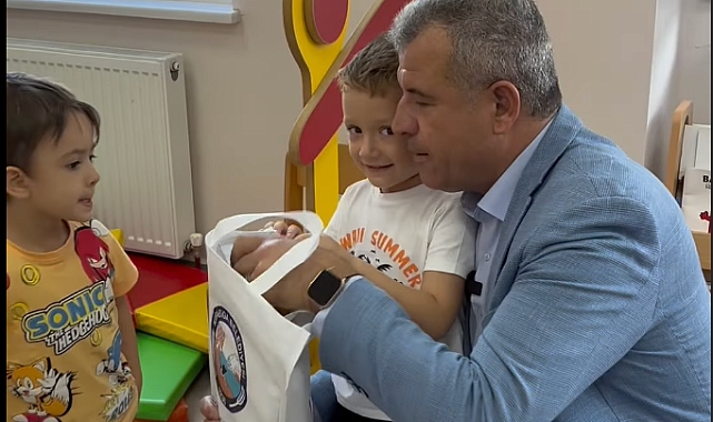 Başkan Elbi'den öğrencilere hediye