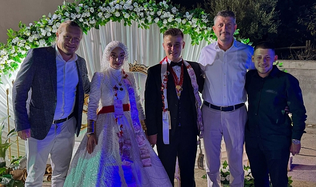 Başkan Öztürk, genç çiftin düğününe katıldı