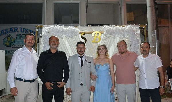 Başkan Öztürk, genç çiftin nişan yüzüklerini kesti