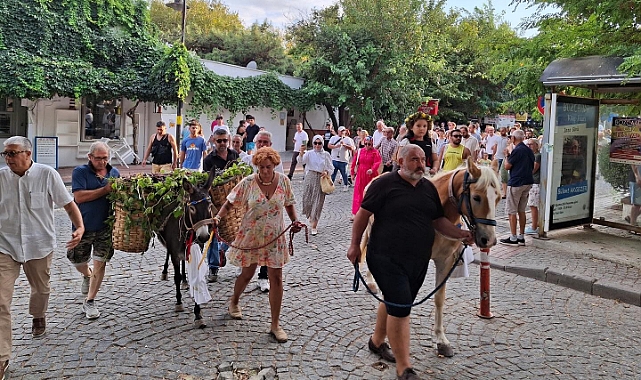 Bozcaada Bağbozumu Festivali 24. kez kortejle başladı