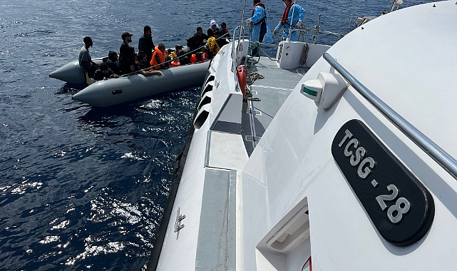 Çanakkale açıklarında 12 düzensiz göçmen ve 12 çocuk kurtarıldı