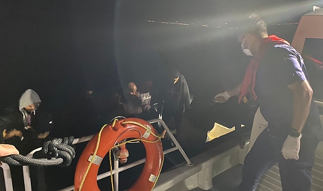 Çanakkale açıklarında 14 düzensiz göçmen kurtarıldı