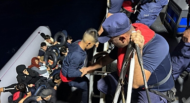 Çanakkale açıklarında 19 düzensiz göçmen