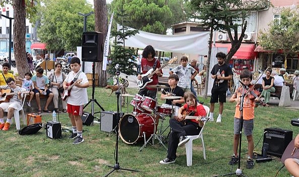 Çocuk Orkestrası festival alanını renklendirdi