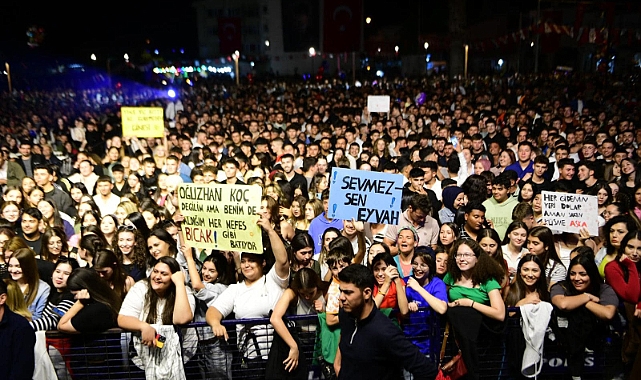 Ezine'de Bengü ve Oğuzhan Koç rüzgarı