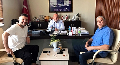 Gazeteci Candaş Tolga Işık, Bozcaada Belediye Başkanı Yahya Göztepe'yi ziyaret etti