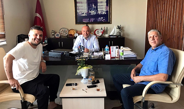 Gazeteci Candaş Tolga Işık, Bozcaada Belediye Başkanı Yahya Göztepe'yi ziyaret etti