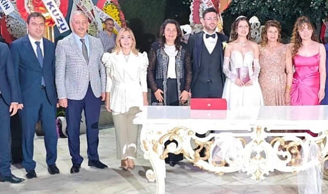 Jülide İskenderoğlu, genç çiftin mutluluğuna ortak oldu