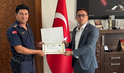 Kaymakam Murat Çiçek’ten İlçe Jandarma Komutanı Gökhan Fidan’a başarı belgesi