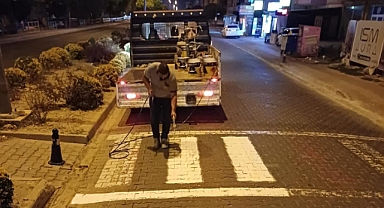 Kepez'de yaya güvenliği için gece boyama çalışmaları başladı