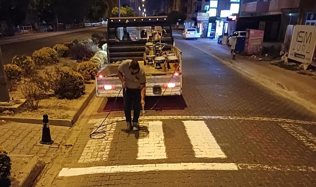 Kepez'de yaya güvenliği için gece boyama çalışmaları başladı